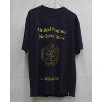 【LES SIX(レシス)】Passport Tee/ UN