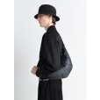 画像2: 【LEMAIRE(ルメール)】MEDIUM CROISSANT BAG SOFT GRAINED LEATHER/ BLACK (2)