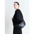 画像2: 【LEMAIRE(ルメール)】MEDIUM CROISSANT BAG SOFT NAPPA LEATHER/ BLACK (2)