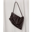 画像1: 【GABRIELA COLL GARMENTS(ガブリエラコールガーメンツ)】GATHERED CROSSED LEATHER BAG/ BROWN (1)