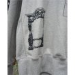 画像7: 【KHOKI(コッキ)】Beardsley graphic-print sweatshirt/ Gray
