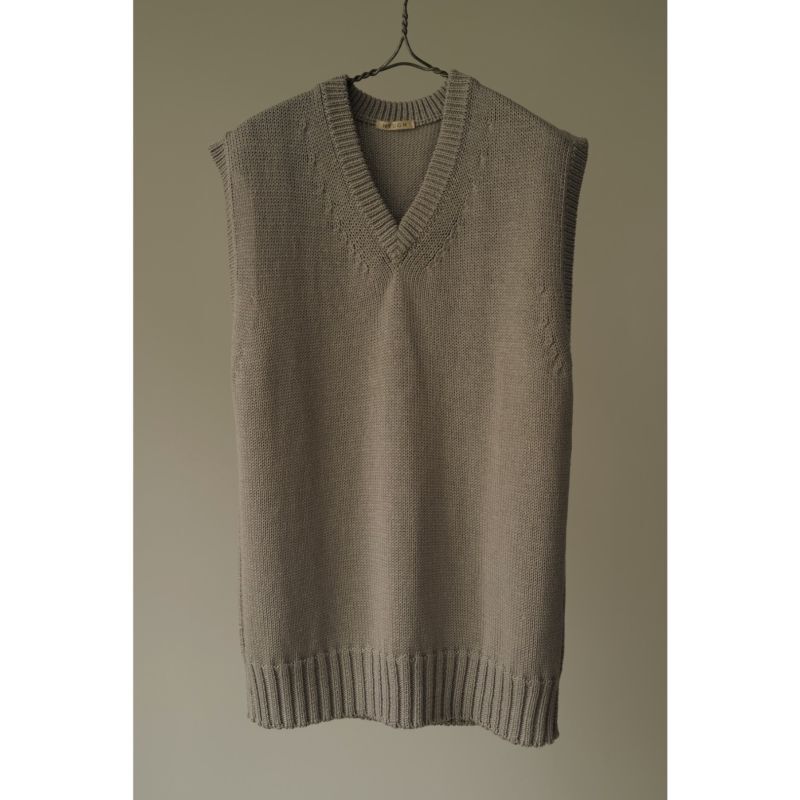 【HEUGN（ユーゲン）】“Knit Vest” -SAND BEIGE
